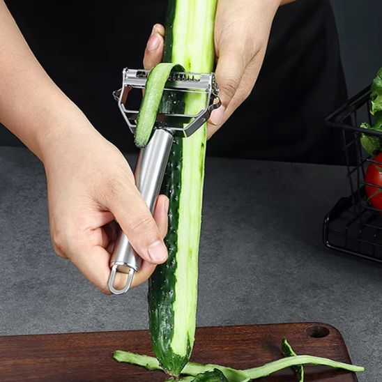 rape a legumes manuelle avec prise confortable pour eplucher facilement un concombre