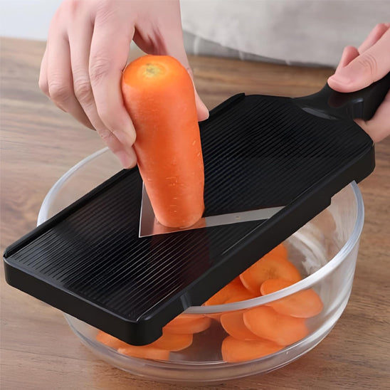 couper-une-carotte-facilement-avec-une-mandoline-japonaise-ergonomique