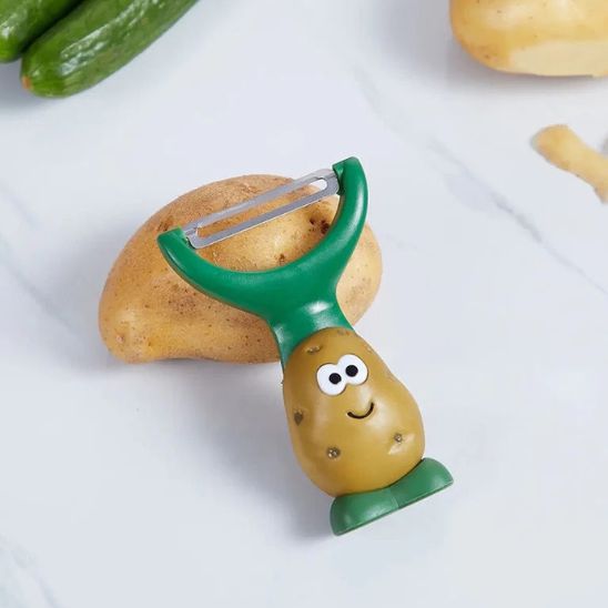 econome avec un visage souriant pour eplucher de pommes de terre