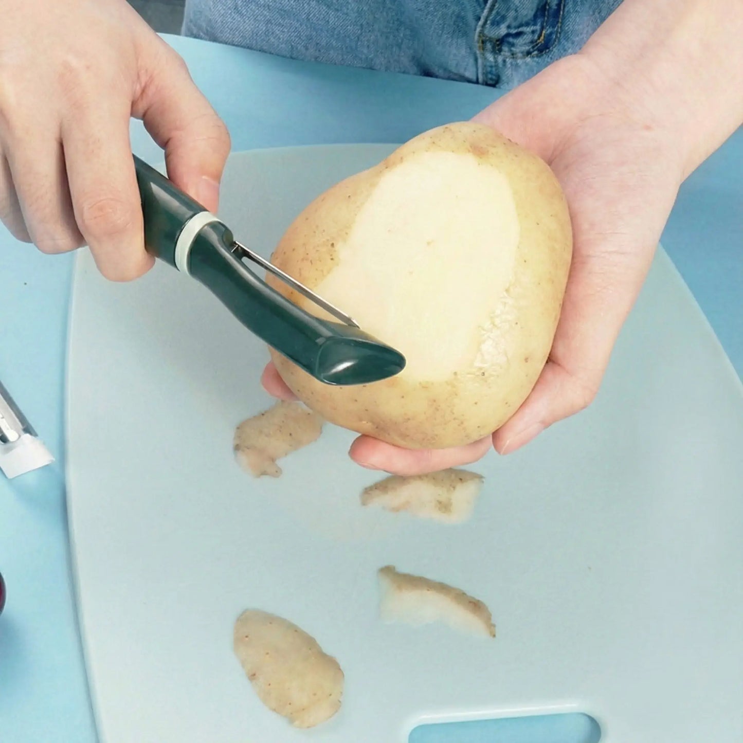 econome avec une lame pivotante pour s'ajuster aux courbes des aliments