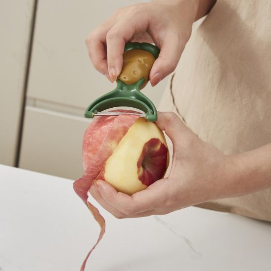 econome smiley pour eplucher une pomme avec une touche ludique