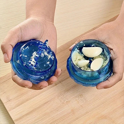 ecraser-avec-un-mouvement-rotatoire-d-ail-avec-le-presse-ail-transparent (2)