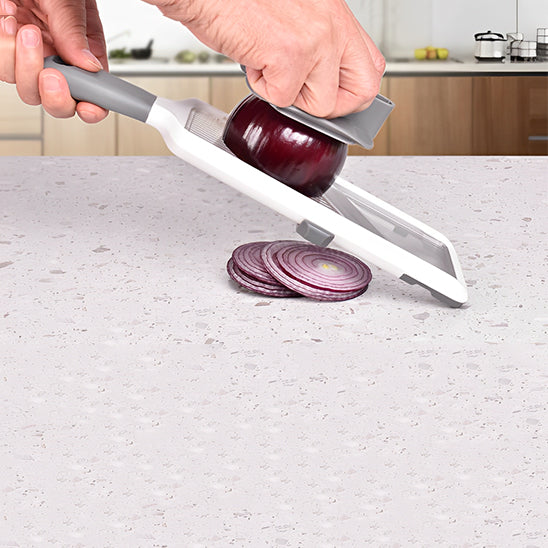 mandoline-japonaise-avec-un-design-ergonomique-et-securitaire