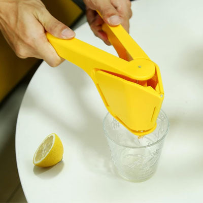 presse-agrume-jaune-qui-combine-extraction-et-filtrage-de-la-pulpe-et-pepins