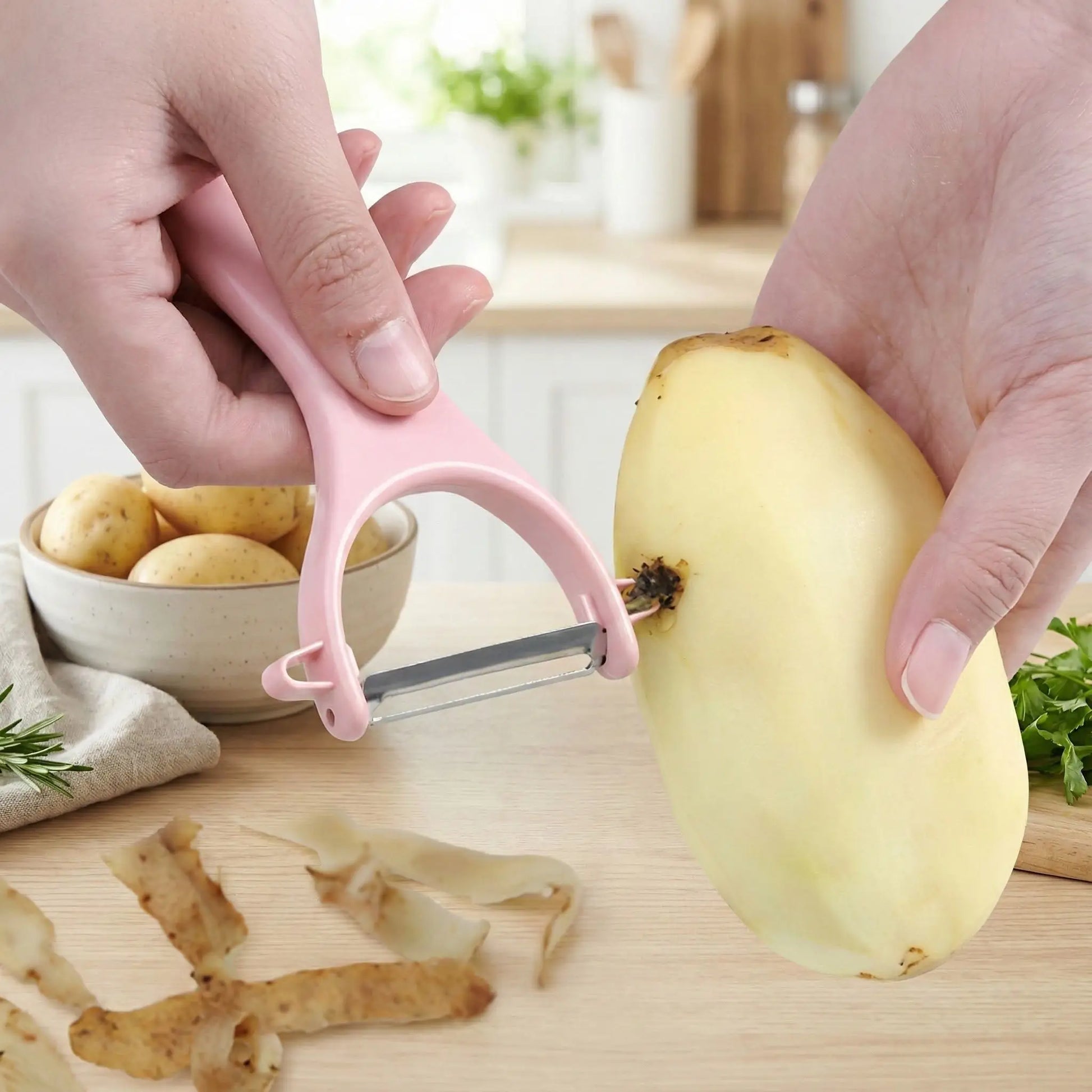 une madame qui nettoie les taches dans la pomme de terre grace a un eplucheur