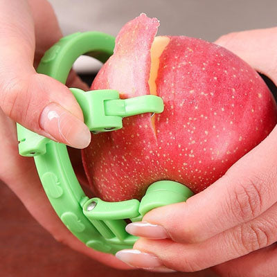 une madame qui utilise un eplucheur a pommes avec une lame rotative
