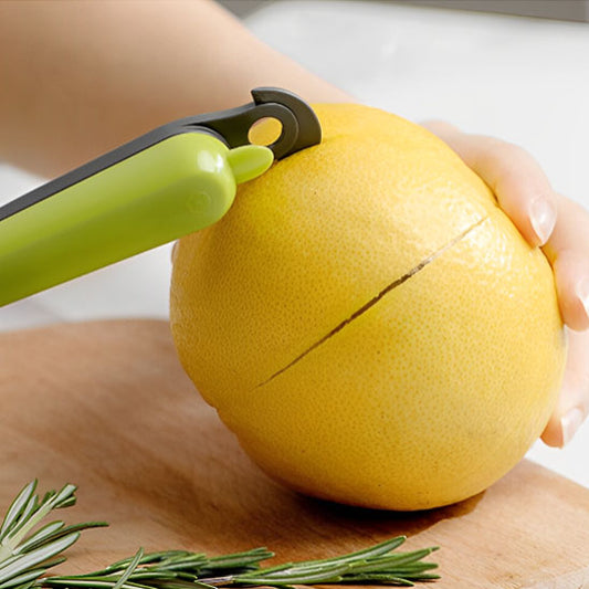 une personne qui epluche un citron avec un eplucheur