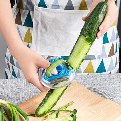 une personne qui utilise un eplucheur bleu pour eplucher un concombre