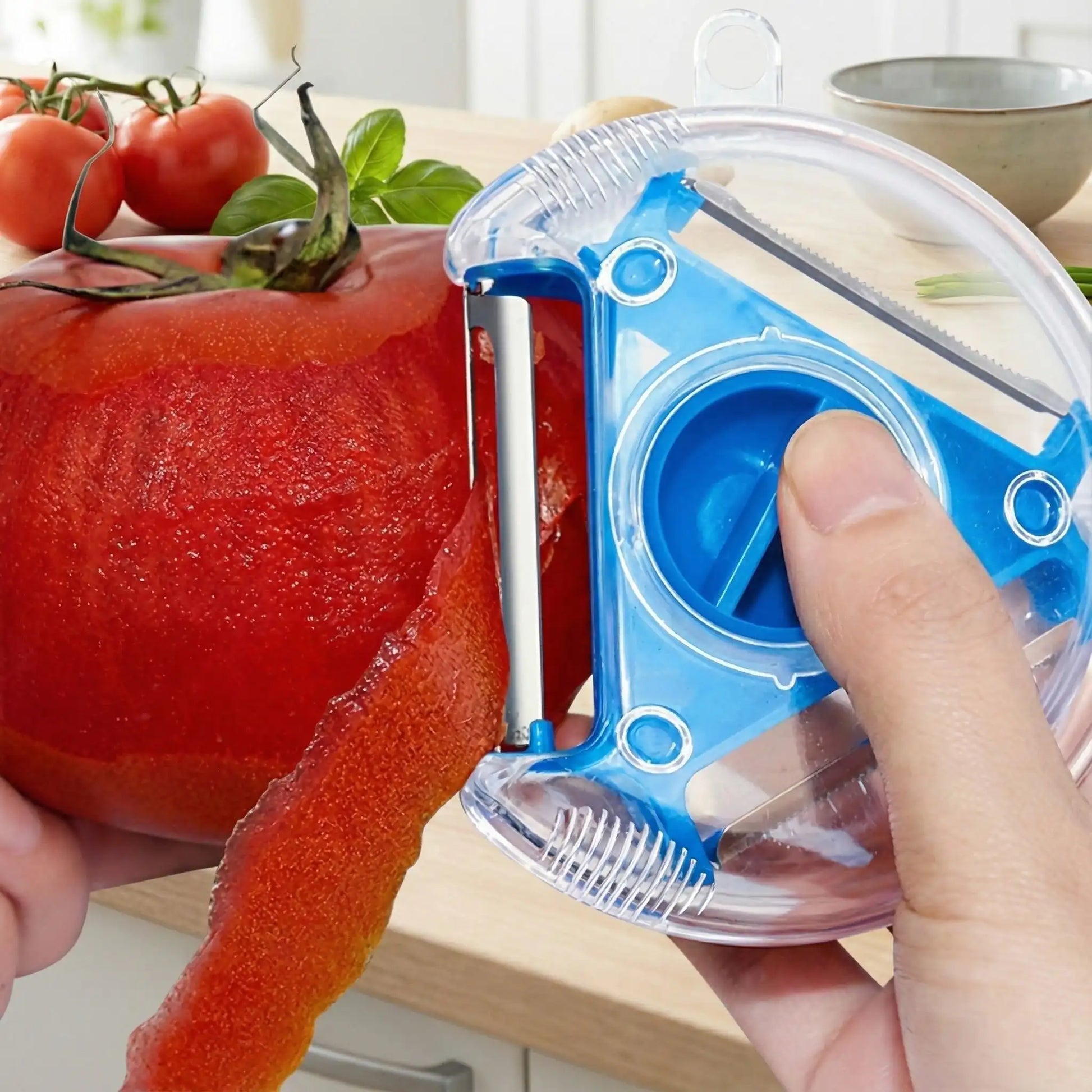 une personne qui utilise un eplucheur bleu pour eplucher une tomate