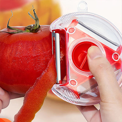 une personne qui utilise un eplucheur rouge pour eplucher une tomate