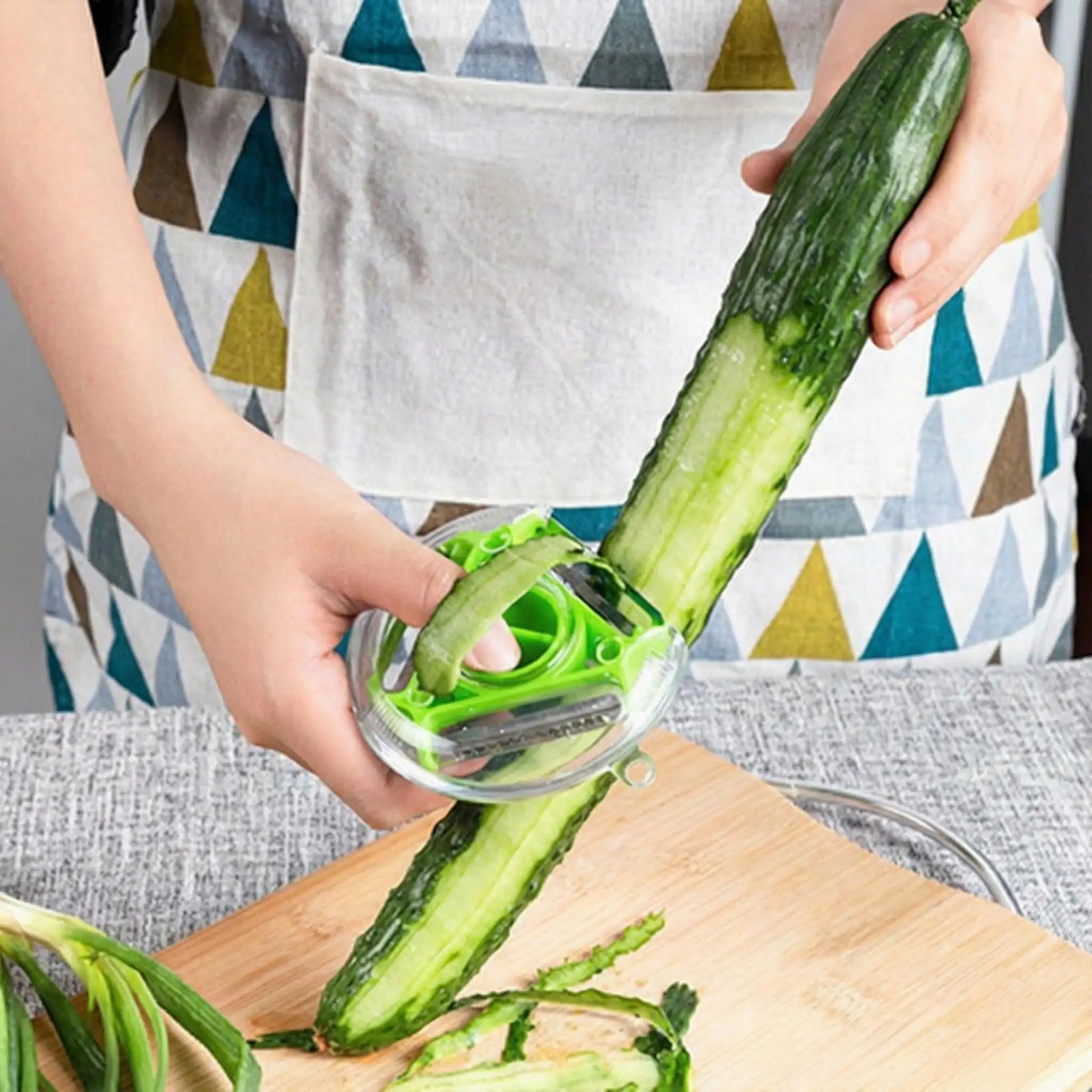 une personne qui utilise un eplucheur vert pour eplucher un concombre