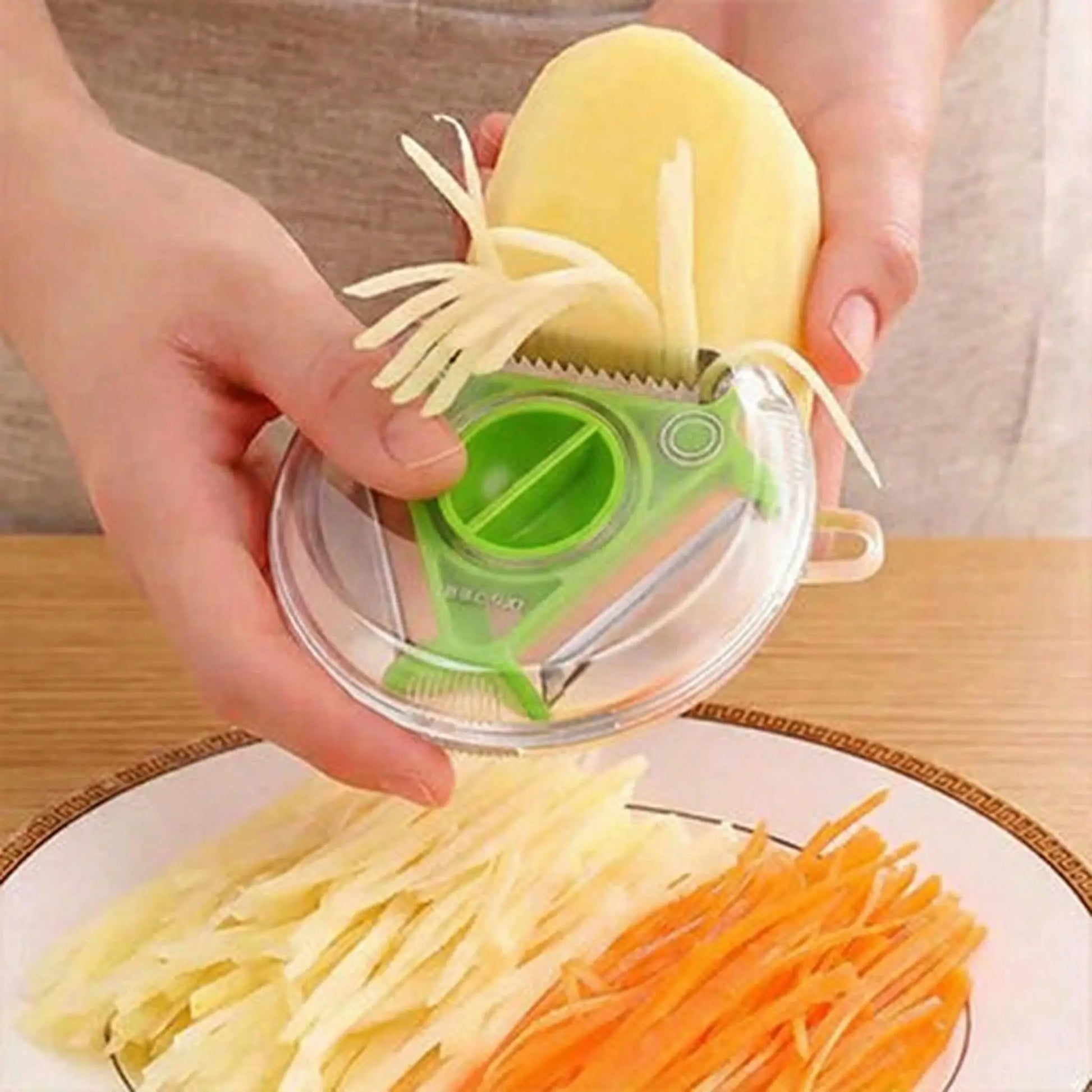 une personne utilise une eplucheur de couleur vert pour eplucher une pomme