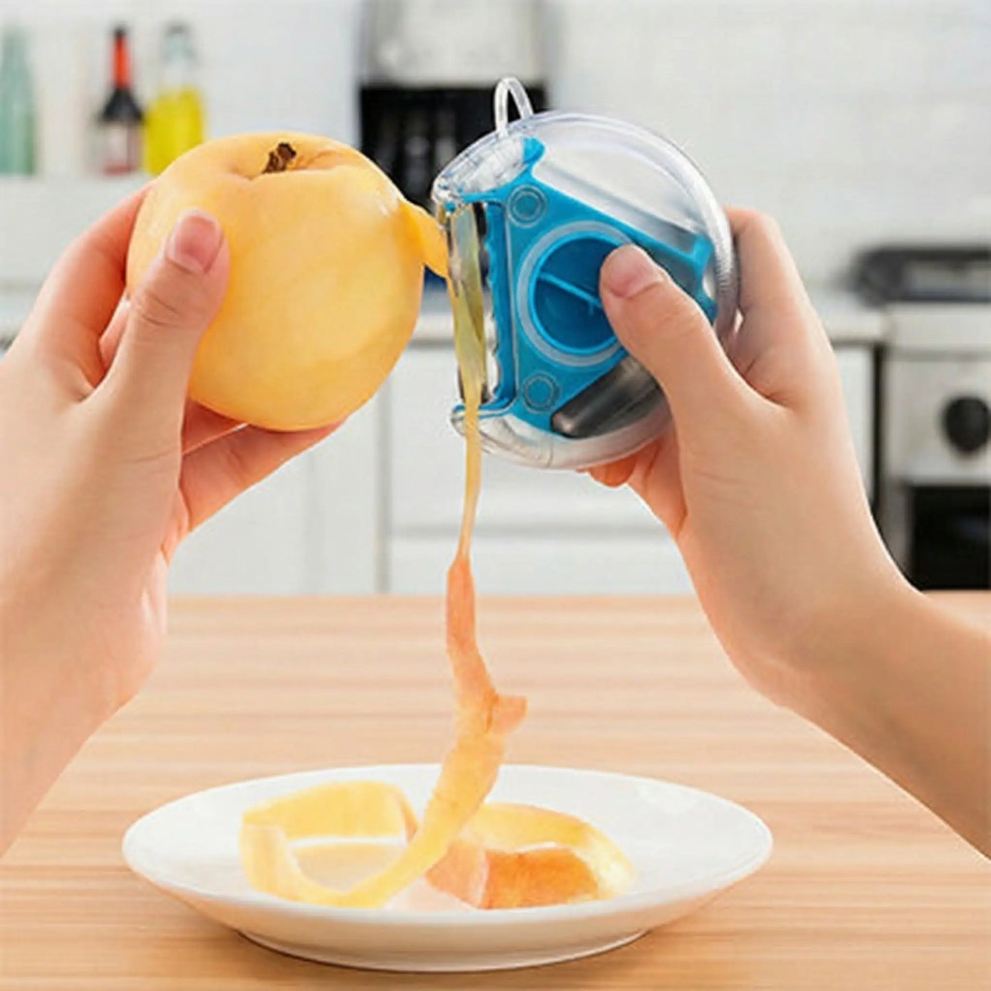 une personne utilise un eplucheur de couleur bleu pour eplucher une pomme