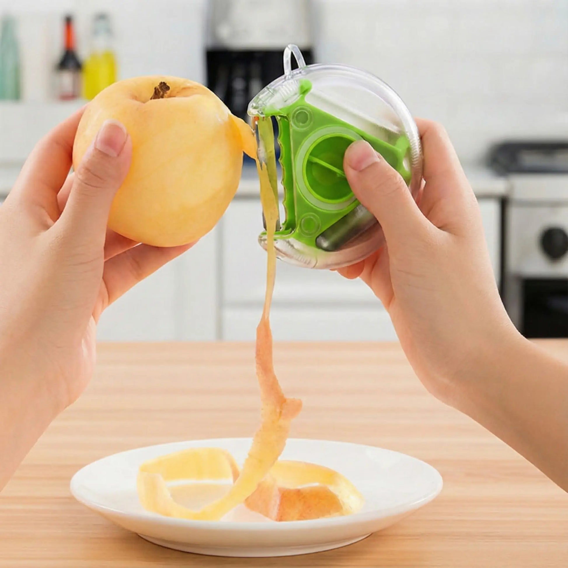 une personne utilise un eplucheur de couleur vert pour eplucher une pomme